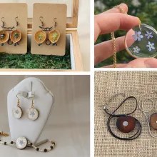 handgemachter Naturschmuck, 4 unterschiedliche Schmuckstücke: 1. Ohrringe aus Haselnussschalen mit Edelsteinen aus Ziosit und Peridot, 2. eine goldene Kette mit Vergissmeinnichtblüten in Epoxydharz eingeschlossen als Medaillon, 3. ein Set aus Ohrringen und Armband mit Medaillon aus Holz, Spargelpapier und einer Vergissmeinnichtblüte, 4. Ketten mit einem halben Avocadokern und einer Einlage aus Zinn.