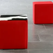 Sitzwürfel mit Kuhfell