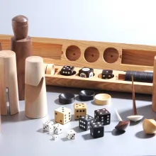 Spieleauswahl Backgammonspiel, Schachfiguren,Würfel, Kreisel aus Holz und Bein mit Port