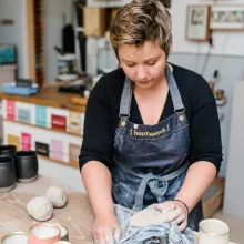 Keramikerin bearbeitet Ton