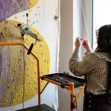 Designerin Viviana Losacco bei der Arbeit am Tuftingrahmen
