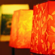 Wachsreservetechnik auf Lampenschirme - Lampenschirme "Kleine Blütenblätter" 