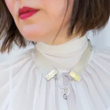 Grobschmuck-Siliconcollier mit geschmiedeten Silberbeschlägen