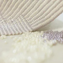 Nahaufnahme einer gewebten Fläche aus Glasperlen