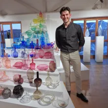 Glaskünstler Michael Weinfurtner in der Glaskunst-Ausstellung Solo-Exhibition First Quarter