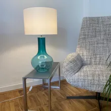 Hier eine Vasenlampe mit einem Fuß in Lagune grün.