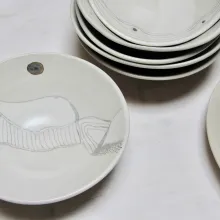 Schalen mit Zeichnung unter Zinnglasur und Gold/Platin Aufbrand