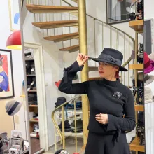 Julia Schneider-Koch mit einem schwarzen Hut