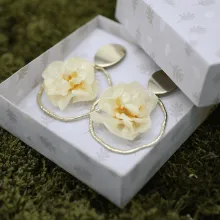 Narzissen Ohrringe in Schmuckschachtel