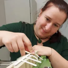 Die Buchbinderin bei der Arbeit