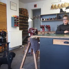 Anja Hoffmann in der Werkstatt