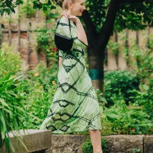 Model in grünem Kleid