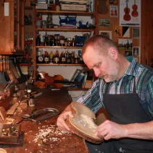 Geigenbaumeister Kretzschmann an der Werkbank