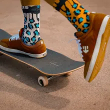 Motiv Leo in gelb und weiß an einem Skateboard-Fahrer