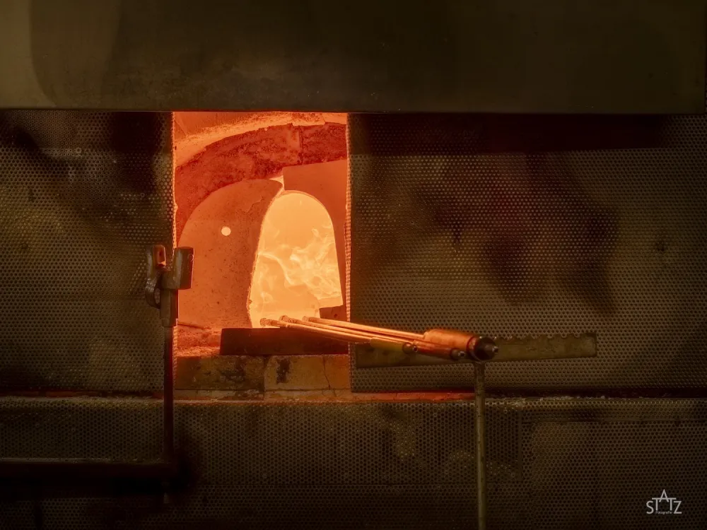 Blick in den Glasofen in der Glashütte Weinfurtner DAS GLASDORF im Bayerischen Wald