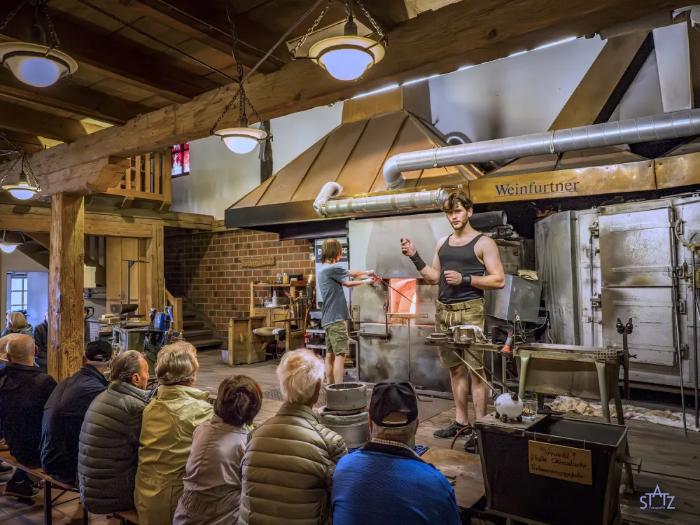 Glaskünstler Michael Weinfurtner gibt eine Glaskunst Vorführung am Glasofen im Glasdorf Weinfurtner im Bayerischen Wald