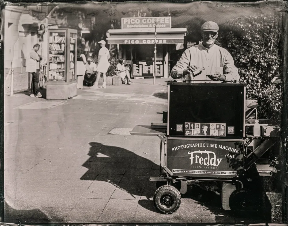 Freddy 1851 - das mobile Labor für Nassplattenfotografie definiert Street-Fotografie neu.