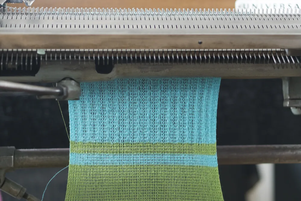 Schal an der Strickmaschine