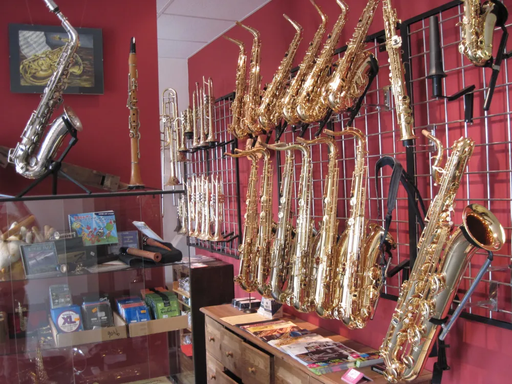 Ladenansicht Präsentationswand mit Saxophonen und Trompeten
