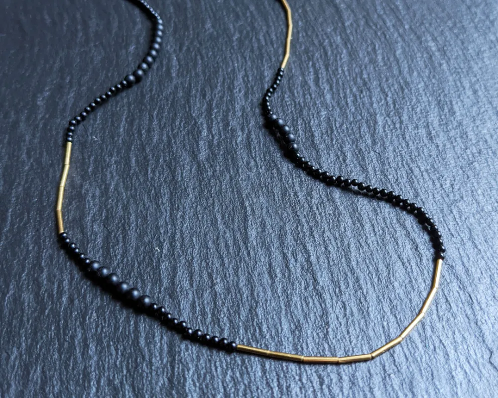 Kette Mit onyxperlen und Goldröhrchen