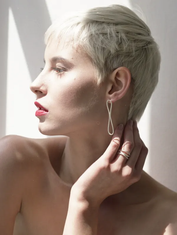 Monika Glöss_ Ohrschmuck >loop< mit integreirter Mechanik - Ring >wave construct<   585. + 750.Gold, 925.Silber  