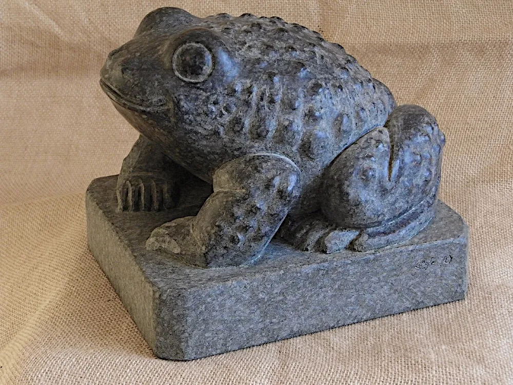 Krötenskulptur aus Diabas.