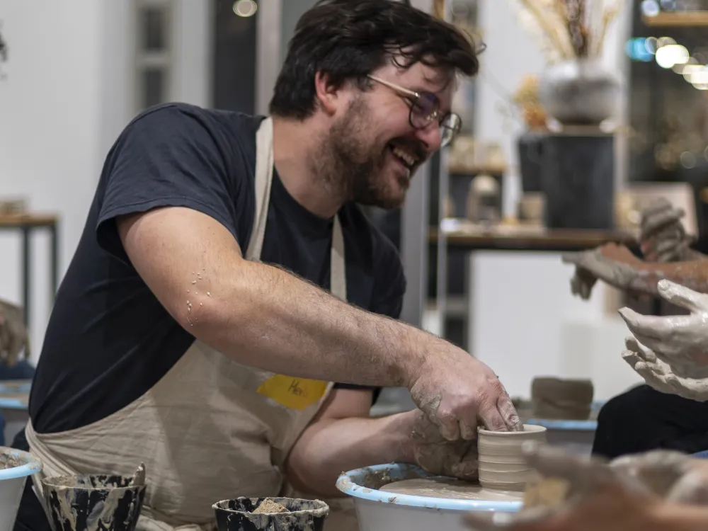 Merlin lachend beim erklären an der Scheibe