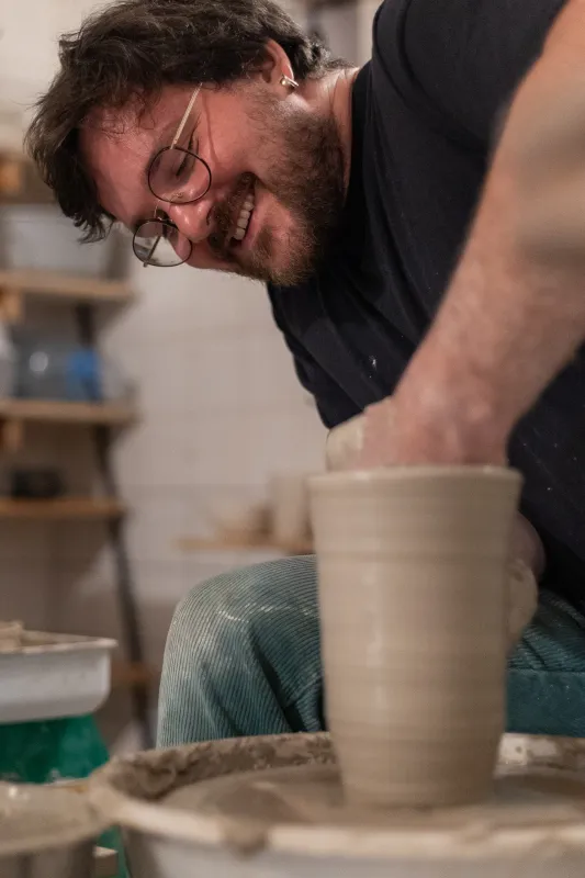 Merlin Schneider beim Drehen einer Vase an der Scheibe