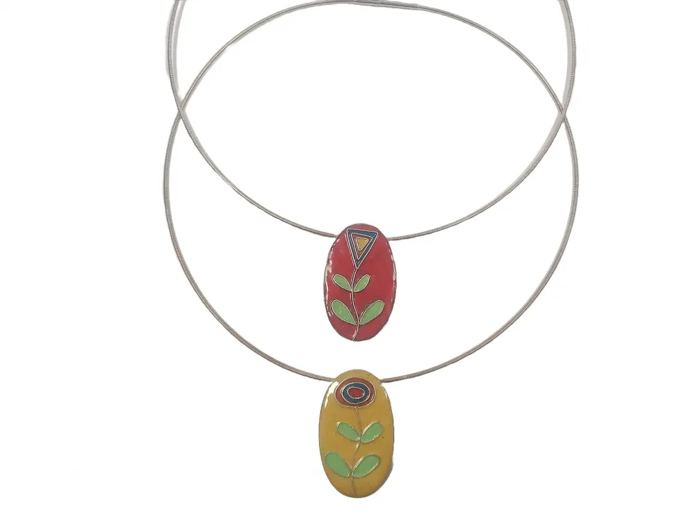 Kettenanhänger aus Emaille und Silber mit Blumenmotiv.