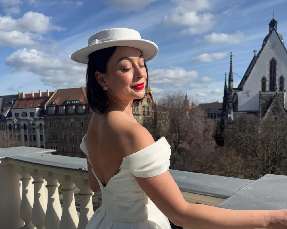 Braut mit mondänem Boater-Hut vor der Thomaskirche in Leipzig