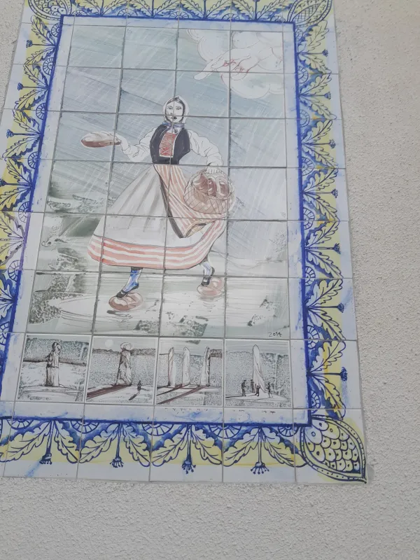 Ein Fliesenbild mit dem Bildnis der Sage der Steinernen Jungfrau in Halle/Dölau