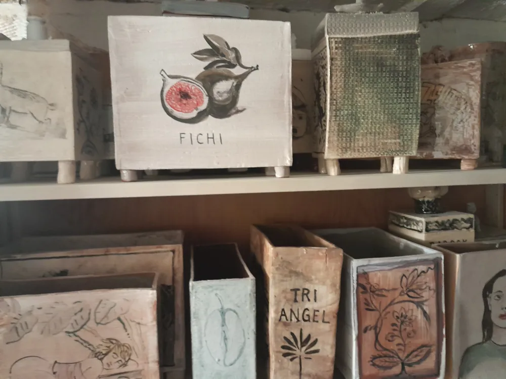 Bemalte Baukeramik mit Fajencen