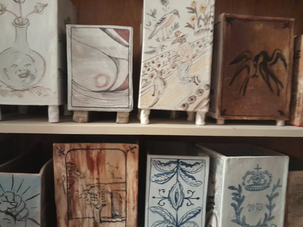 Bemalte Baukeramik mit Fajencen