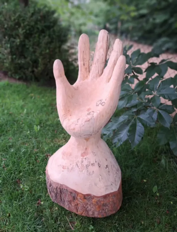 rustikale Arbeiterhand aus Holz