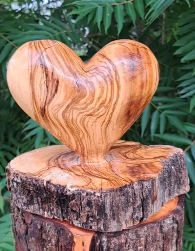 Herz aus Olivenholz, einzigartige Maserung
