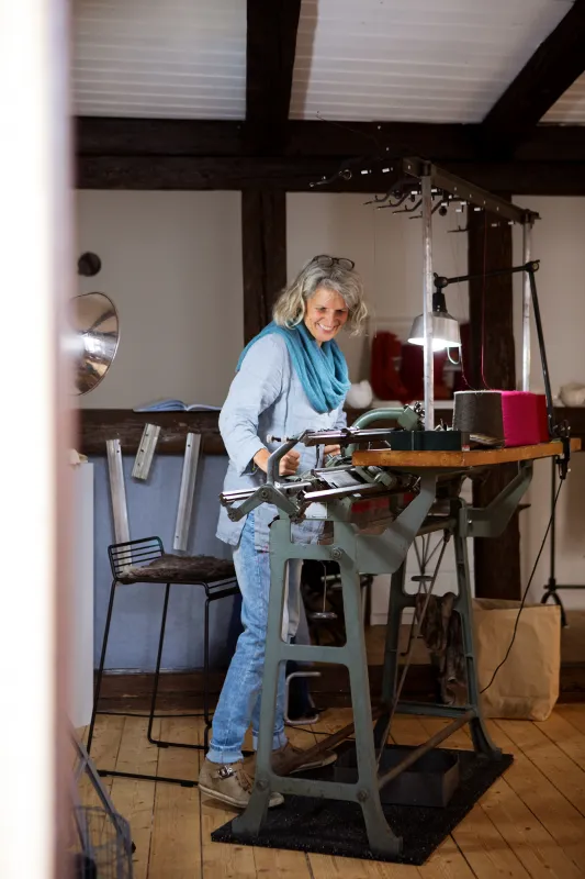 Arbeiten an der Strickmaschine