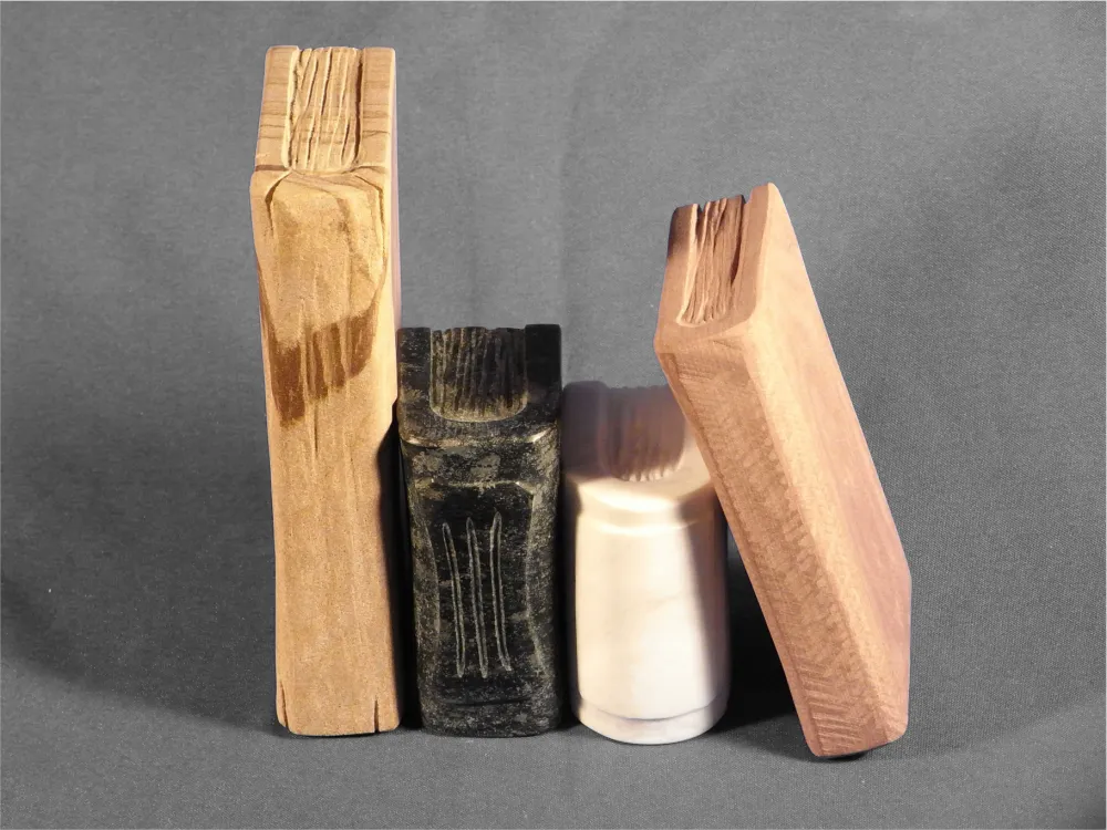 vier kleine Bücher aus verschiedenen Natursteinsorten.