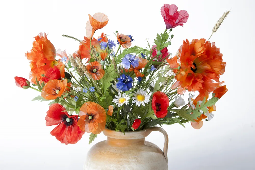 ein farbenprächtiger, künstlicher Wiesenblumenstrauß