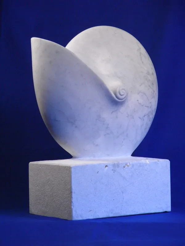 Nautilusskulptur mit Sockel aus Marmor.