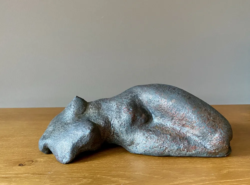 Franziska M. Köllner Rakuskulptur "Liegende"