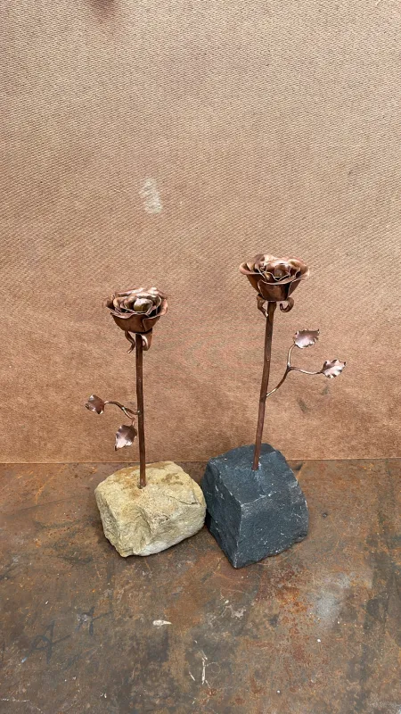 Levi Adam Handgefertigte Rosen aus Kupfer 🌹 Handgeformte Blütenkelche aus 0,8mm Kupferblech auf einem Kupferstängel mit geschmiedeten Blättern eingesetzt in Steinsockel