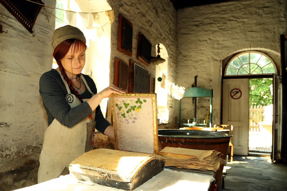 Papiermüllerin beim Abgautschen