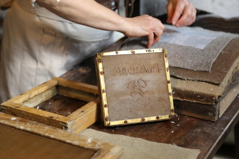 Schöpfsieb mit Wasserzeichen