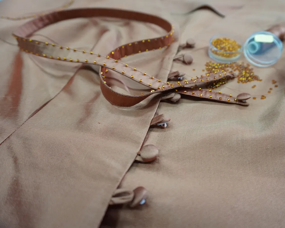 Seidenkleid mit Perlenstickerei