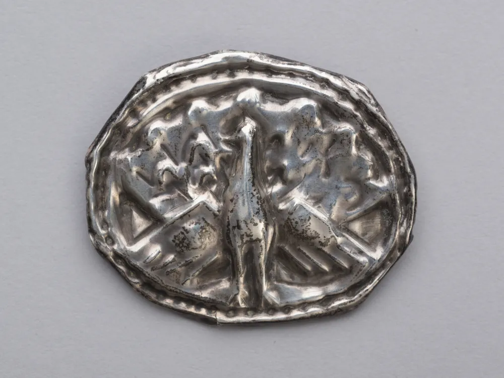 Erich Heckel, Brosche mit Pfauenmotiv (Brooch with peacock motif), 1911, Silberblech, getrieben und ziseliert, Brücke-Museum