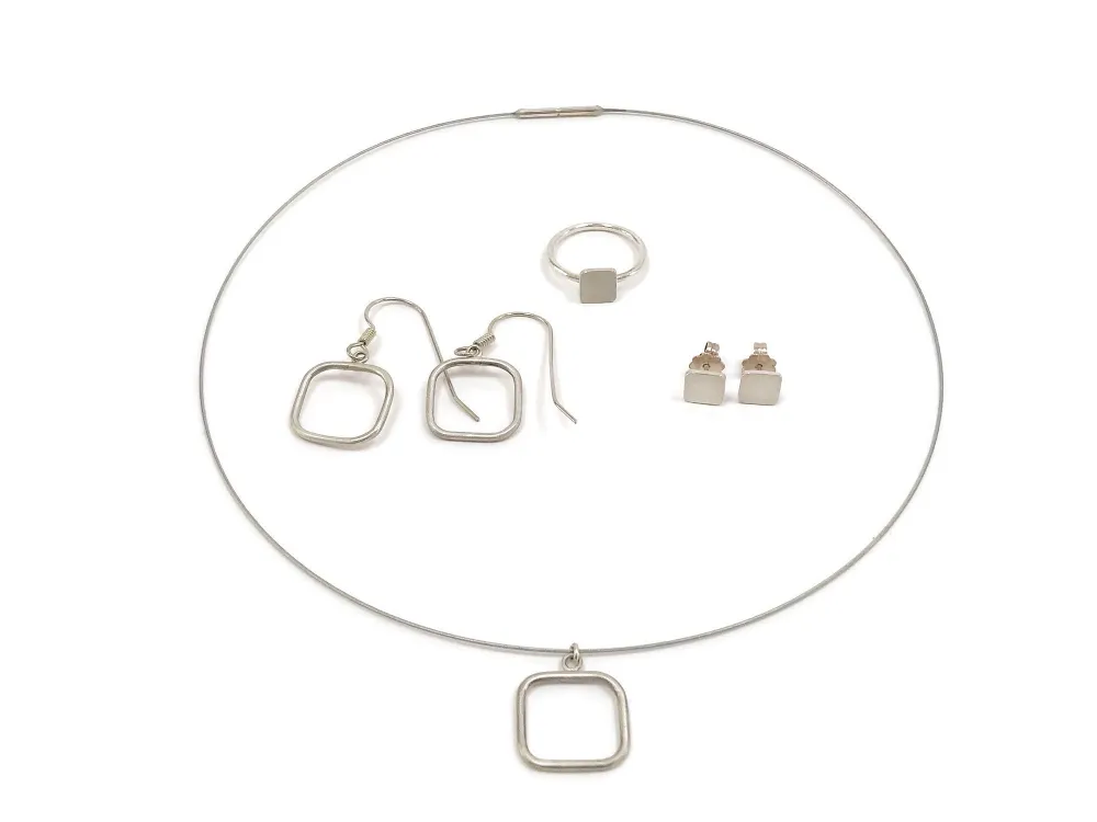 Halsreif, Ohrschmuck und Ring aus Silber