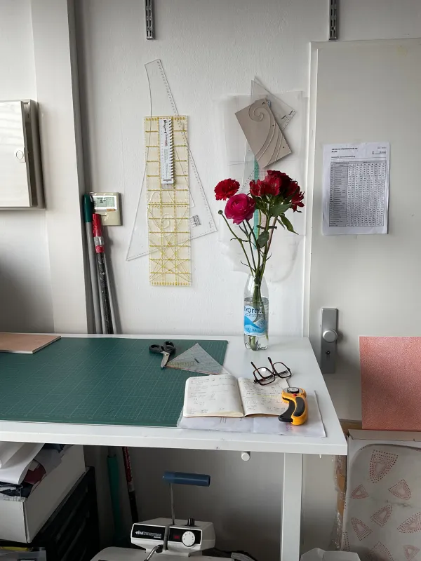 Ansicht im Atelier - Zuschneidetisch