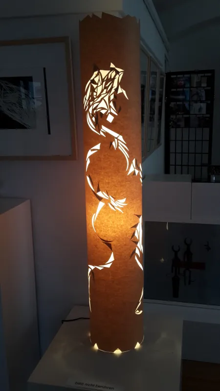 Lichtsäule - Figur, Papier geschnitten