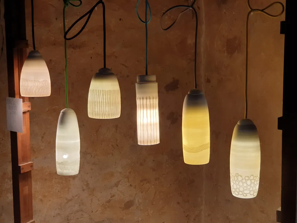 Sechs Porzellanleuchten, durchscheinend, mit verschiedener Oberflächengestaltung, Textilkabel und Porzellan-Baldachin