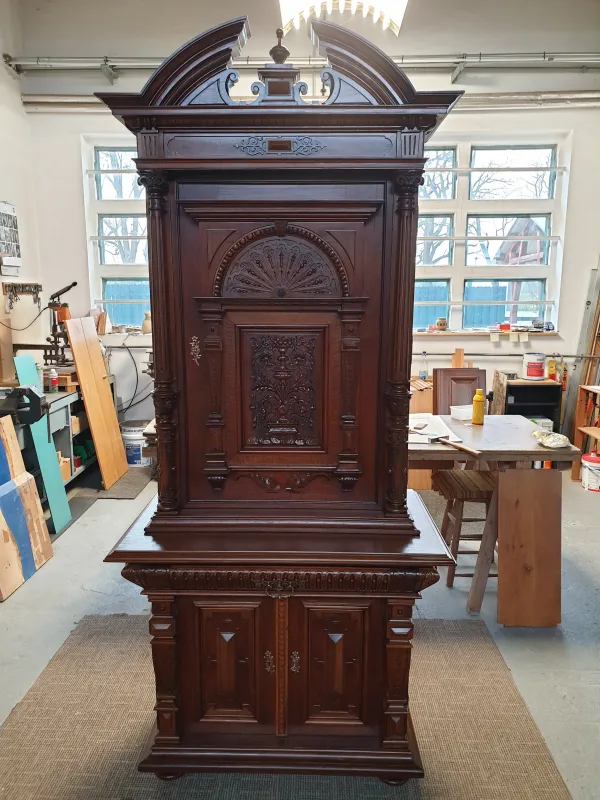 Antik Tischlerei Schneider restaurierter antiker Schrank